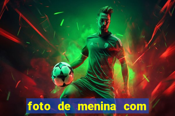 foto de menina com cabelo cacheado no espelho